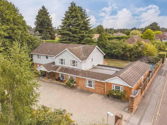 House for sale in Beaconsfield, Knotty Green