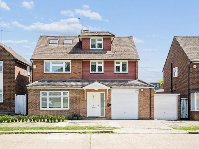 House for sale in Hatch End, Greater London