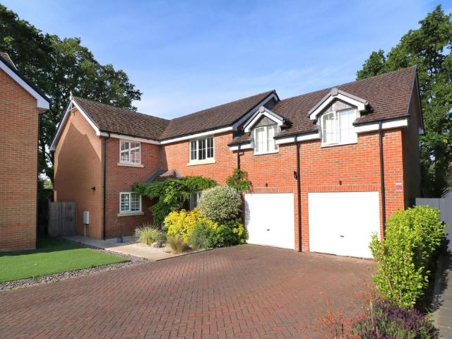 House for sale in Hedge End, Helford