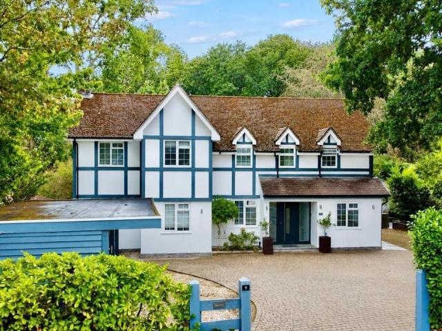 House for sale in Old Dean, Heol-las