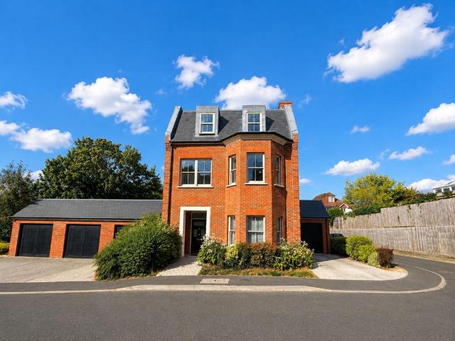 House for sale in London Borough of Croydon, Sanderstead