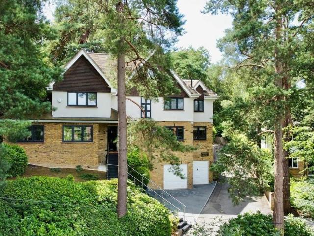 House for sale in Heol-las, Surrey