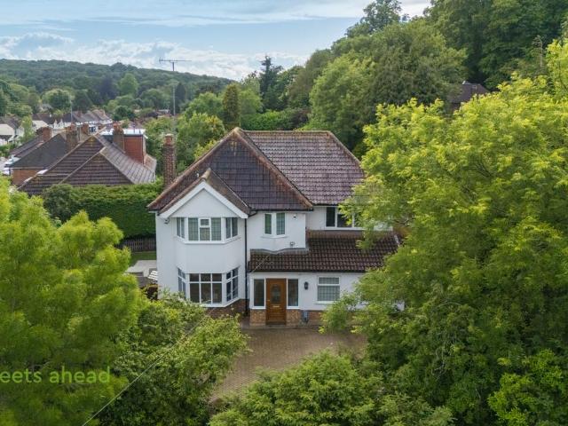 House for sale in London Borough of Croydon, Selsdon