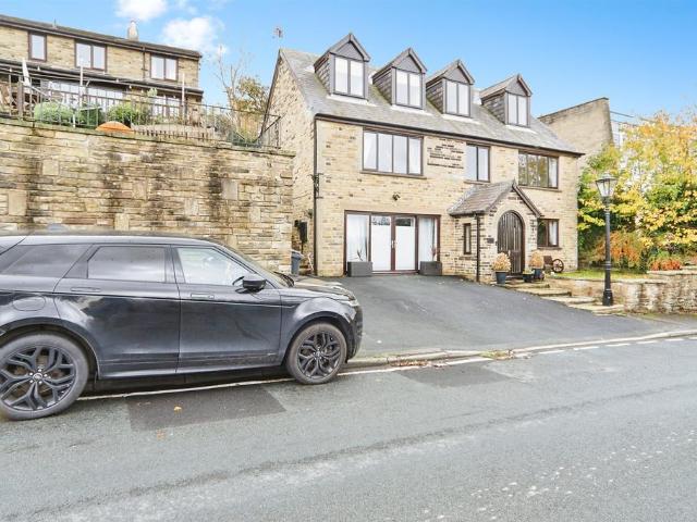 House for sale in Cottingley, West Yorkshire