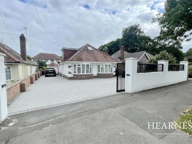 House for sale in Holdenhurst, Bournemouth