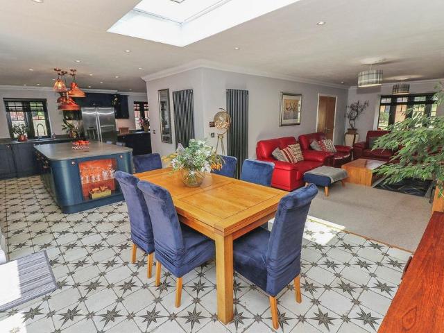 House for sale in Newton, New Bilton