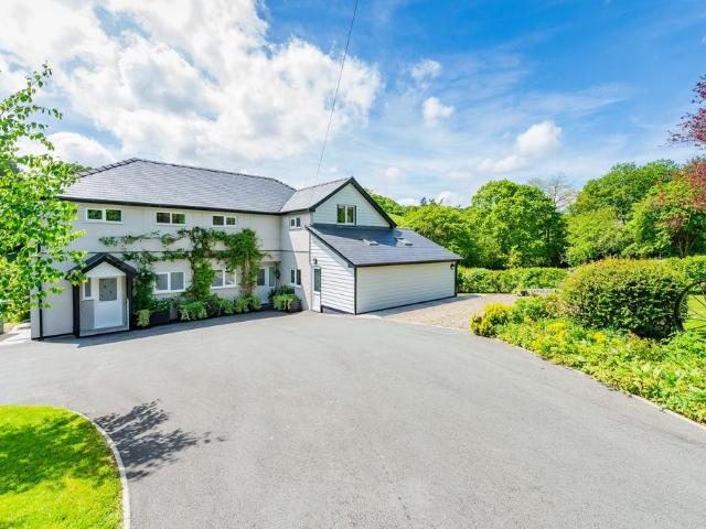 House for sale in Llanidloes, Wales