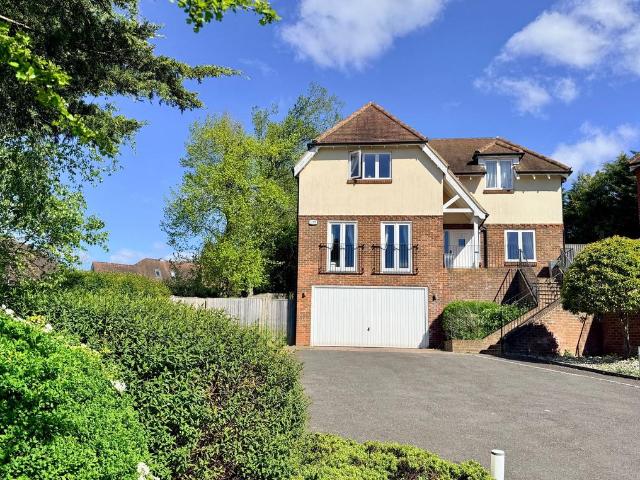 House for sale in London Borough of Croydon, Sanderstead