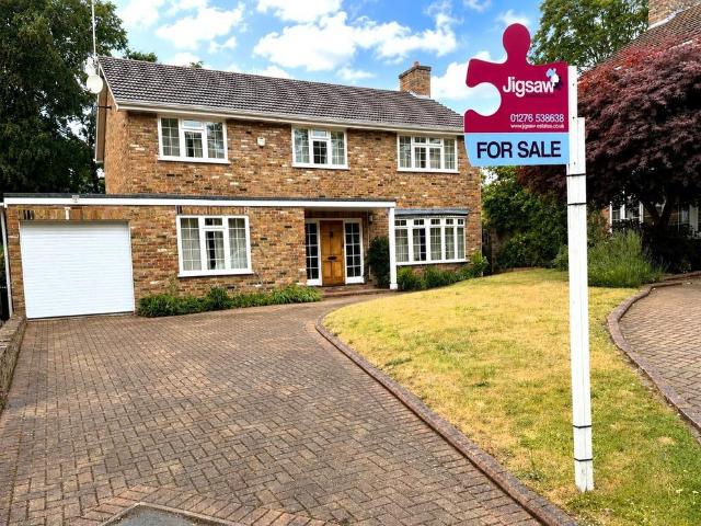 House for sale in Heol-las, Surrey
