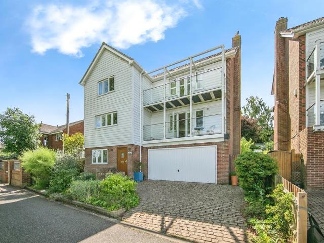 House for sale in Dale Hill, Essex