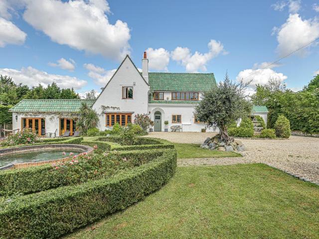 House for sale in London Borough of Croydon, Sanderstead