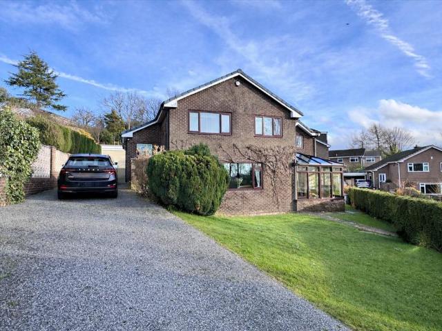 House for sale in Old Glossop, Charlesworth