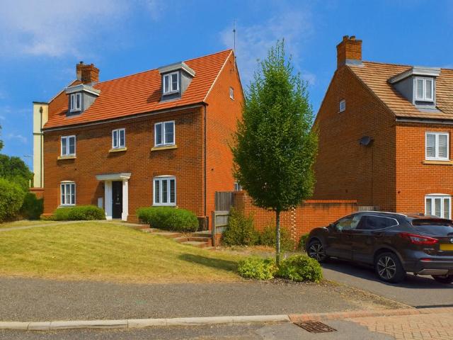 House for sale in Manor Estate, Pouchen End