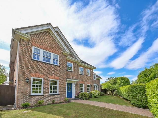 House for sale in Hatching Green, Five Acres