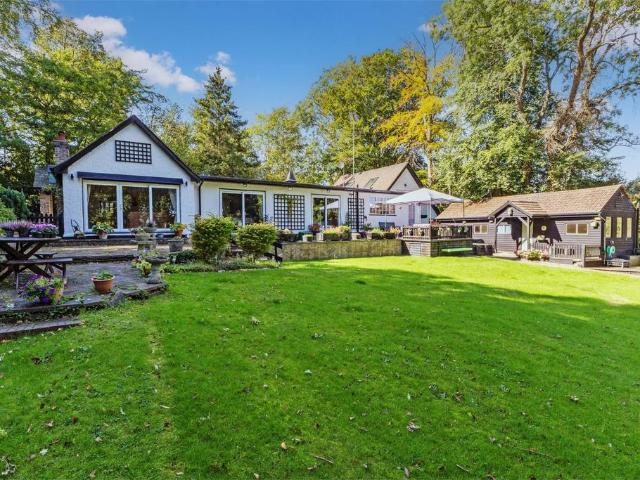 House for sale in Bucks Hill, Batchworth