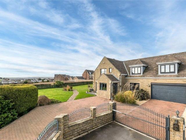 House for sale in Queensbury, West Yorkshire