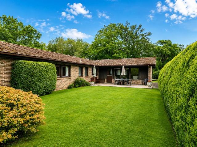 House for sale in Heol-las, Surrey