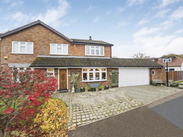 House for sale in How Wood, Five Acres