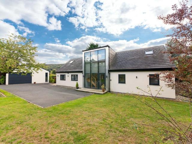 House for sale in Almondbury, West Yorkshire