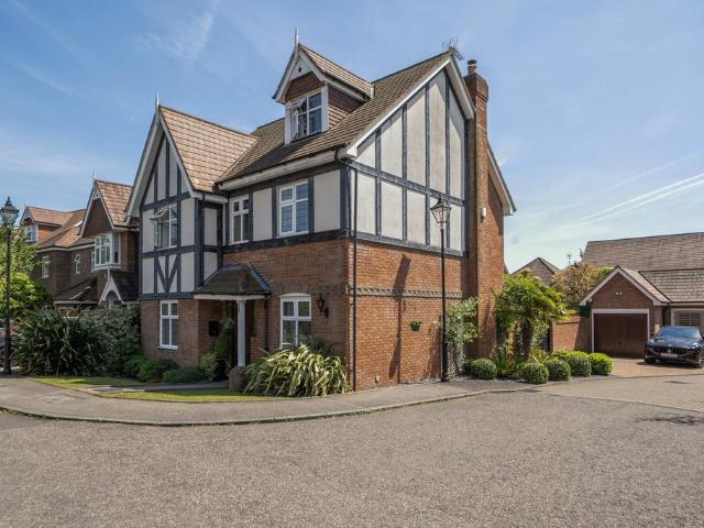 House for sale in Little Stanmore, Greater London