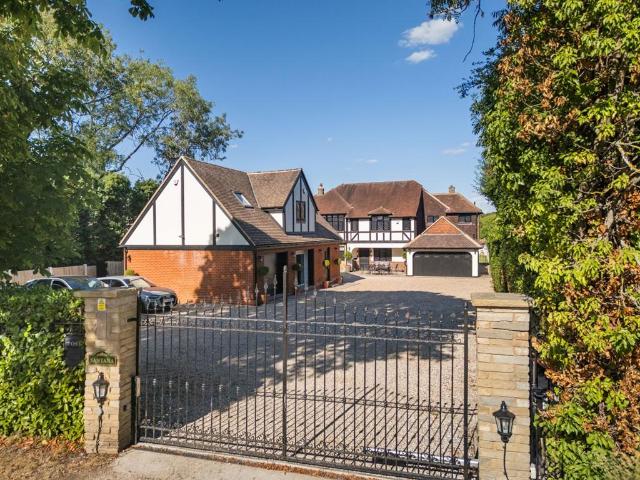 House for sale in Sewardstonebury, Epping