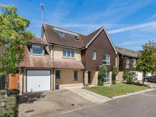 House for sale in Caterham on the Hill, Hillview