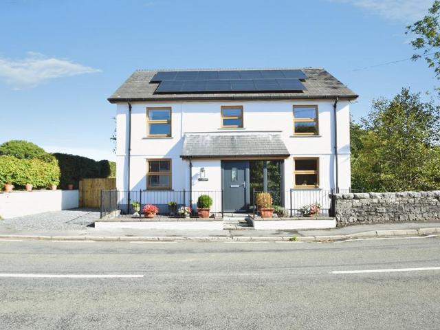 House for sale in Llanfihangel Aberbythych, Maesybont