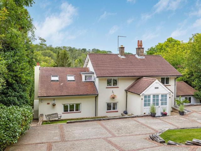 House for sale in London Borough of Croydon, Selsdon