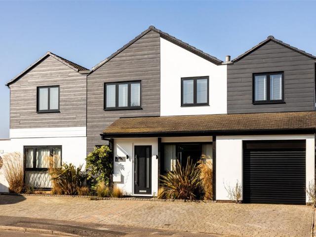 House for sale in Woodhatch, Red Hill