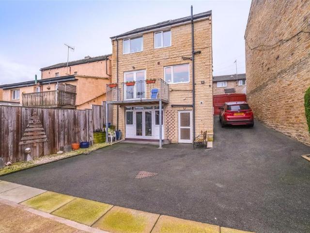 House for sale in Brighouse, West Yorkshire