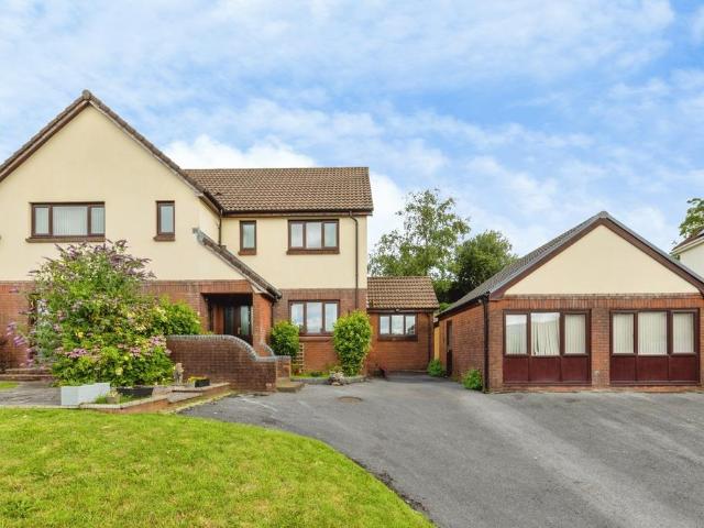 House for sale in Pontyberem, Wales