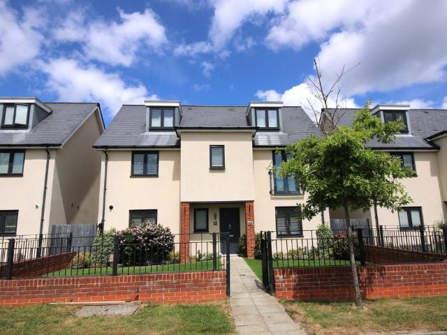 House for sale in Hedge End, Helford