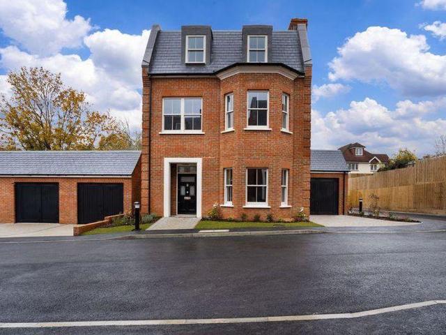 House for sale in London Borough of Croydon, Sanderstead