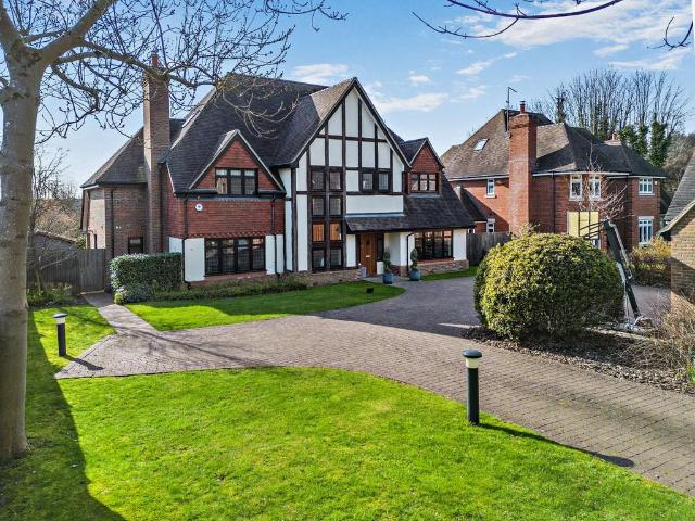 House for sale in The Butts, Kent