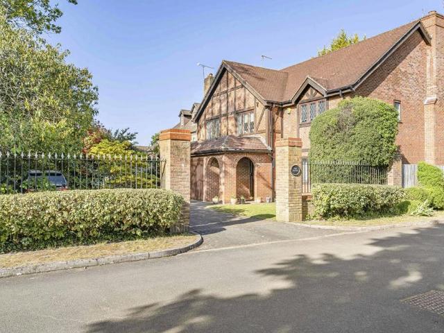 House for sale in Byfleet, Woking