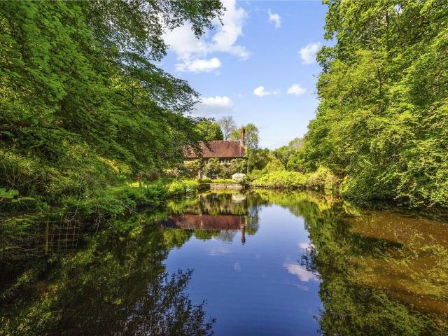 House for sale in Fole, Surrey