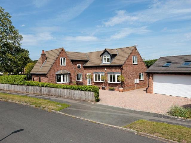 House for sale in High Legh
