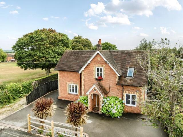 House for sale in Hedge End, Helford