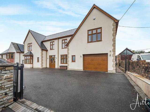 House for sale in Cimla, Neath