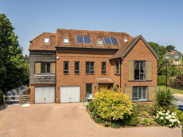 House for sale in Enton Green, Fole