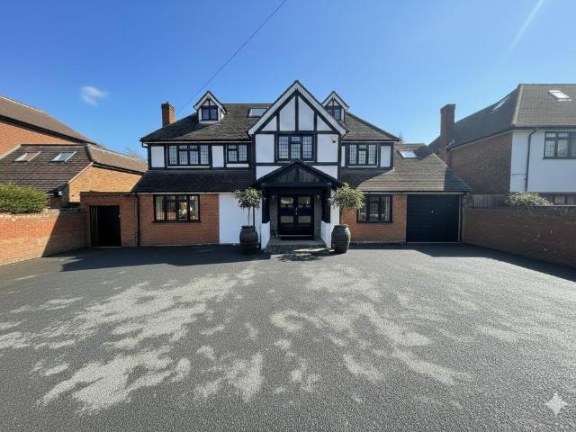 House for sale in Spring Park, Luton