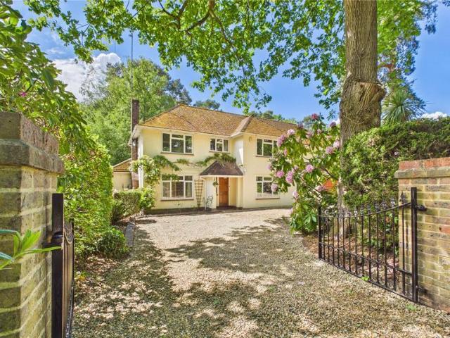 House for sale in Heol-las, Surrey