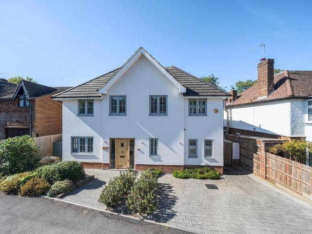 House for sale in Hatching Green, Five Acres
