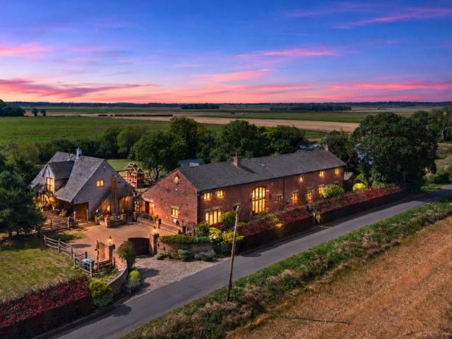 House for sale in Roby Mill, Lancashire