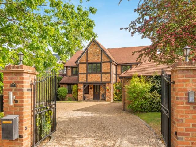 House for sale in Gerrards Cross, Tatling End