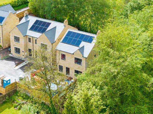 House for sale in Simmondley, Charlesworth