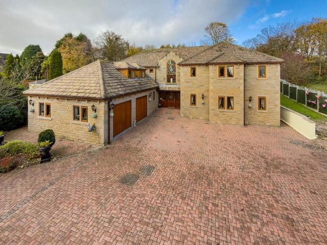 House for sale in Howden Clough, West Yorkshire