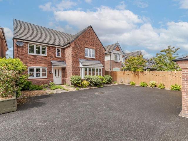 House for sale in Cuddington, Cheshire