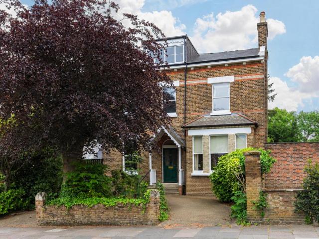 House for sale in London Borough of Ealing, Perivale