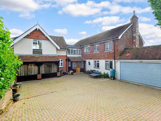 House for sale in Cox Green, Horsham